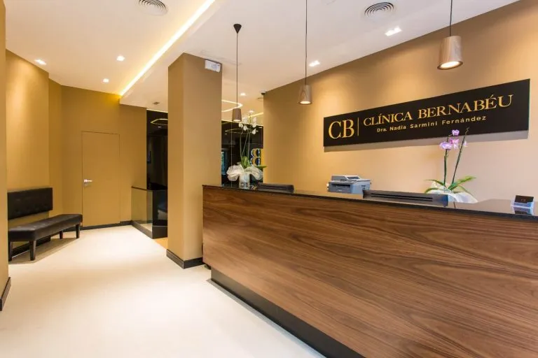 Recepción de Clínica Dental Bernabéu en Madrid